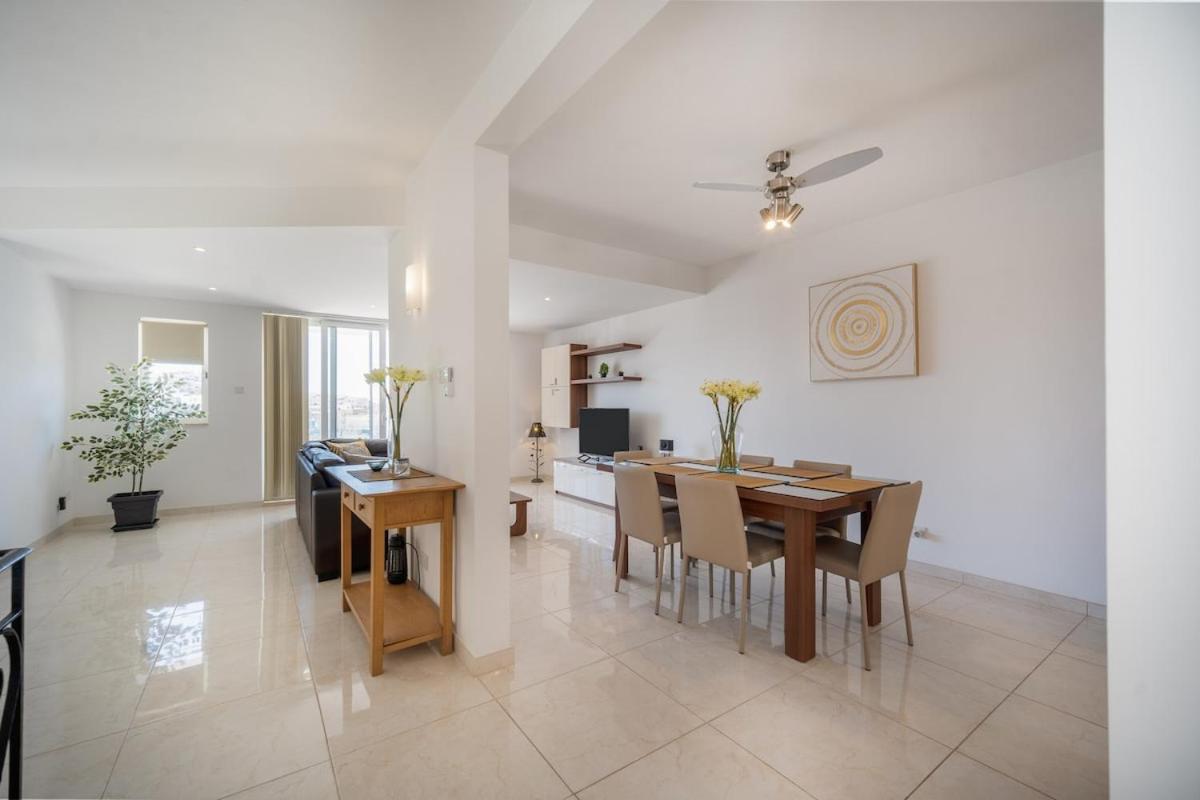 Seaview Rooftop, 3 Bed, 2 Bath Holiday home
