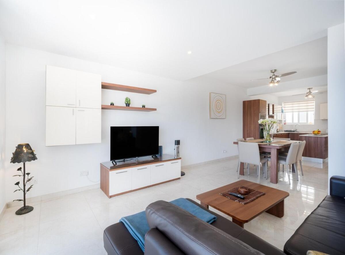 Seaview Rooftop, 3 Bed, 2 Bath Holiday home *