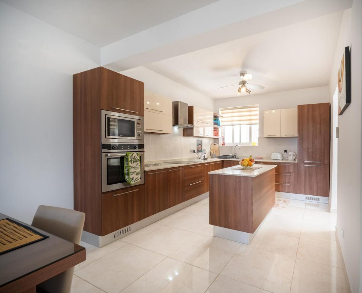 Seaview Rooftop, 3 Bed, 2 Bath