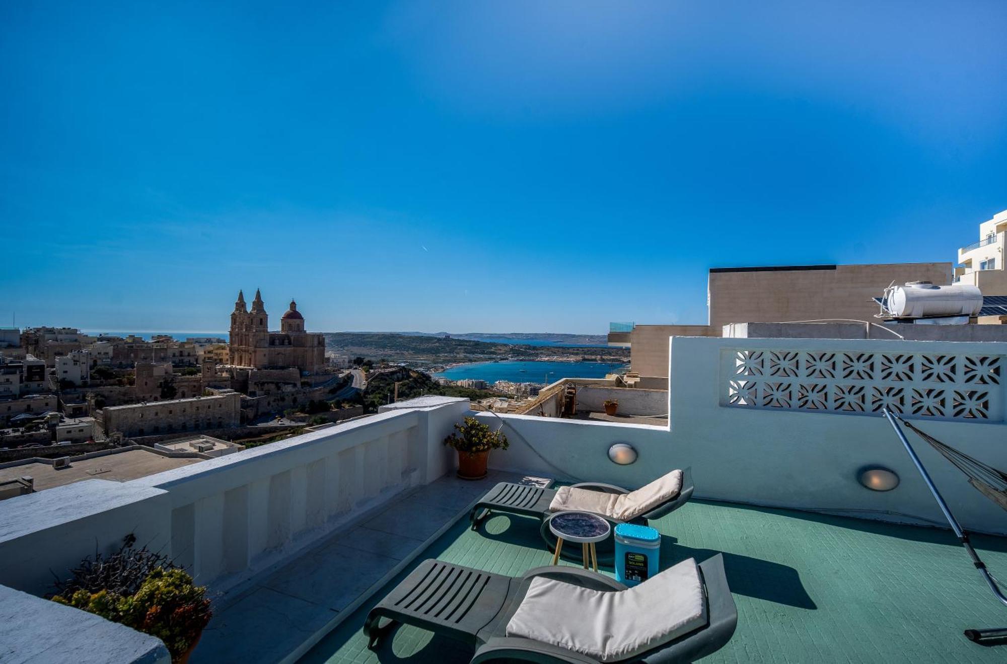Seaview Rooftop, 3 Bed, 2 Bath *